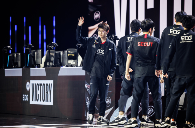 DK险胜FNC，Ruler送出助攻