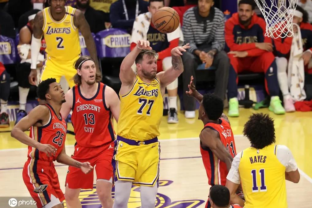 关于鹈鹕碾压湖人B队，麦科勒姆制霸全场的信息