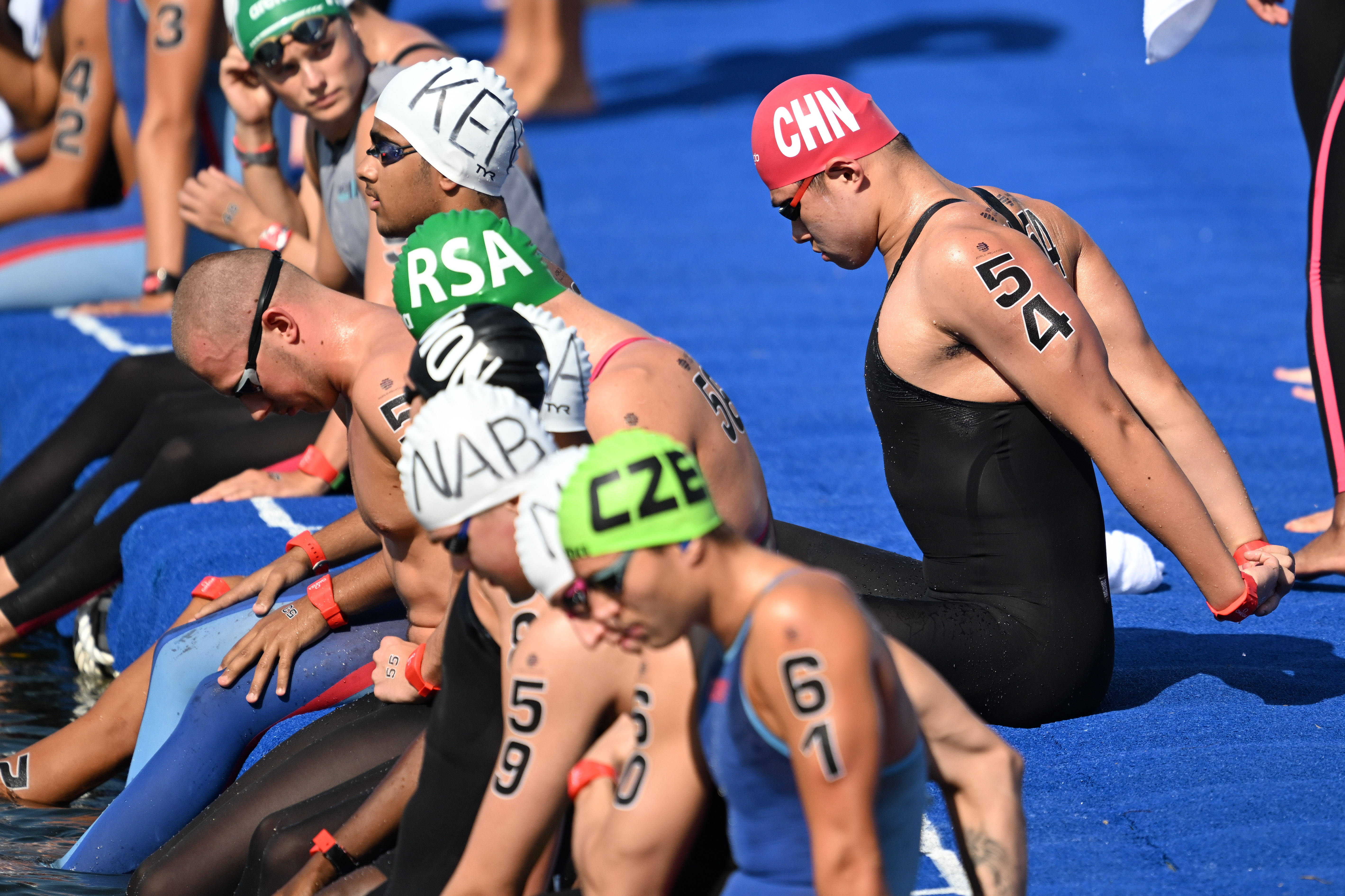 游泳赛后采访曝光，内幕引发热议