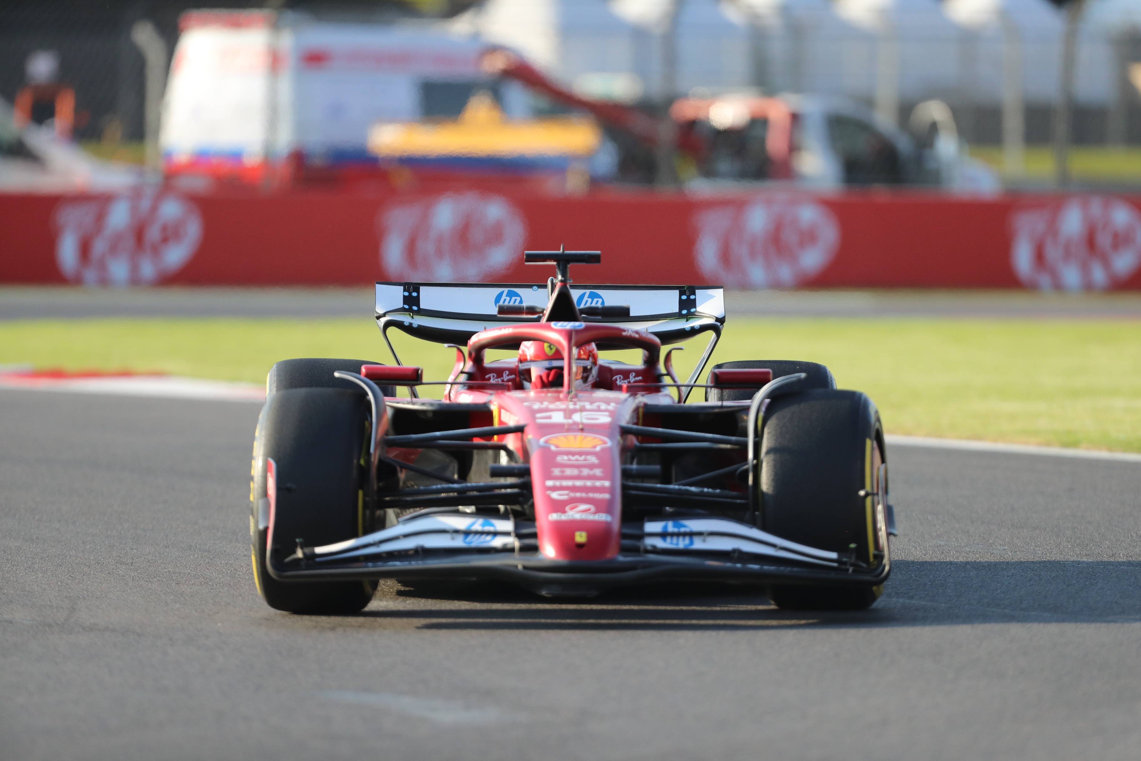 阿斯顿马丁鏖战红牛车队，诺里斯统治全场