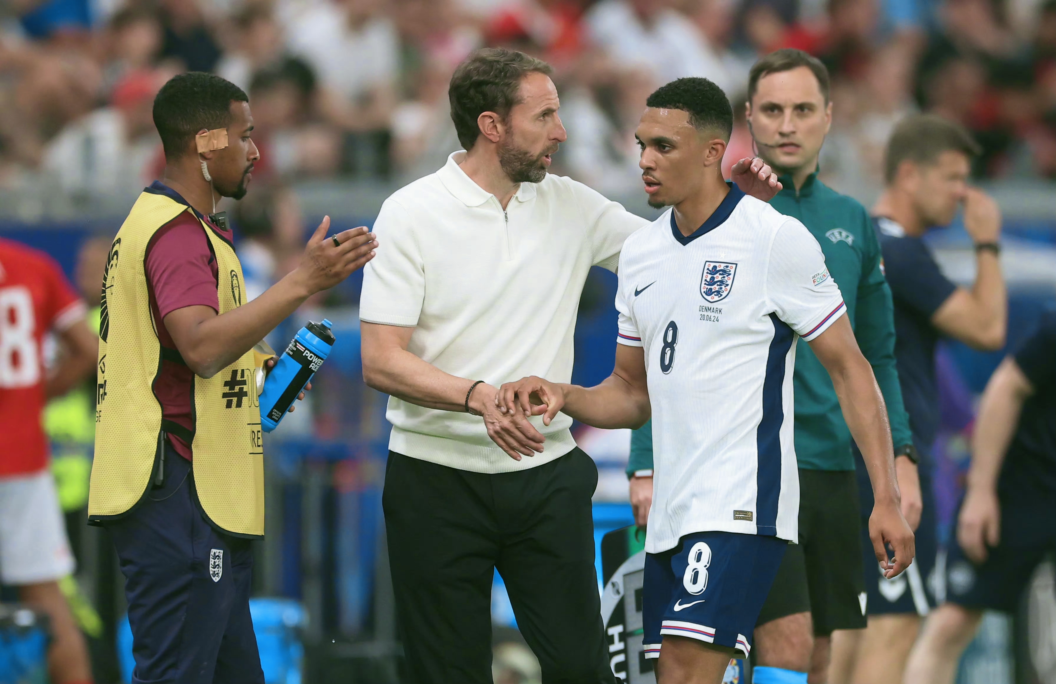 英格兰横扫勒沃库森，福登带队取胜