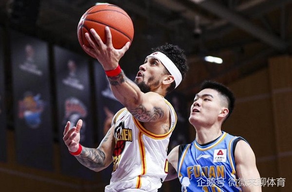天津队险胜浙江队，布克带队取胜